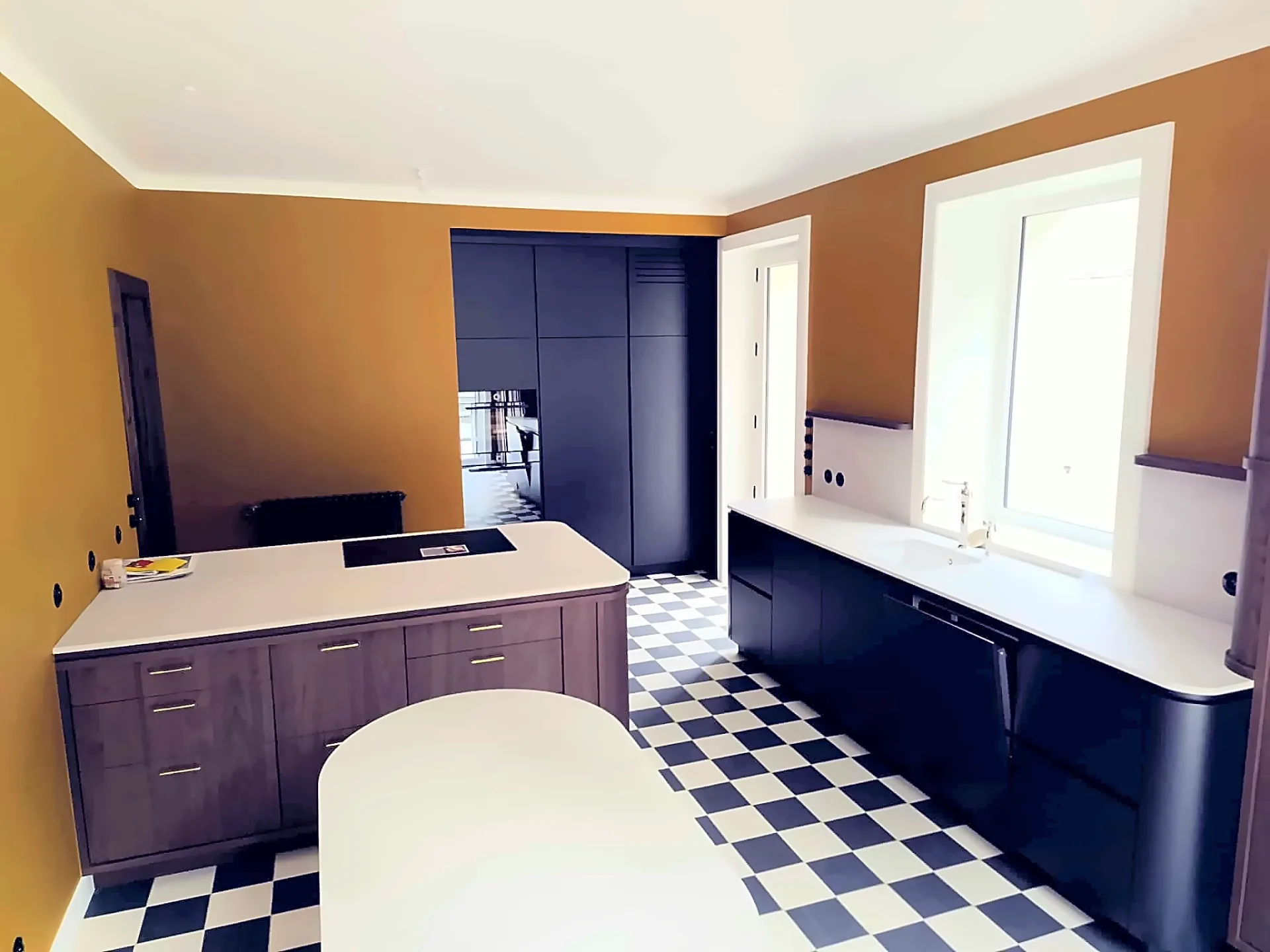 Cuisine rénovée par ARTIdékor : murs peints en ocre et carrelage damier noir et blanc